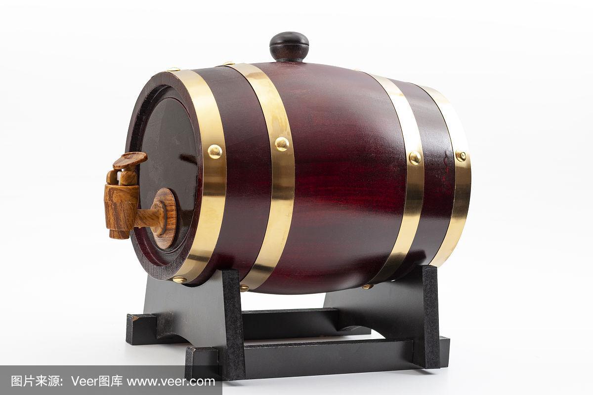 传统的方式老化烈酒,酒精饮料酿酒厂或啤酒在draat概念与金属带或带子